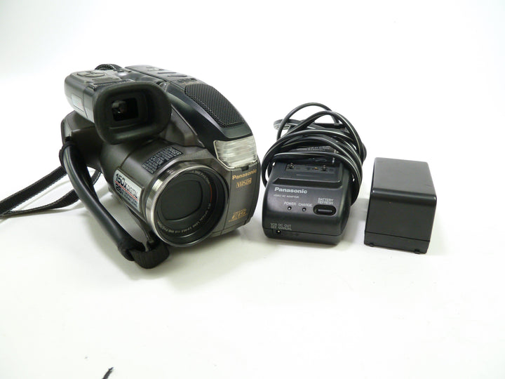 Panasonic VHSC Palmcorder PV-D209 Video Equipment - Camcorders Panasonic C9SA17582
