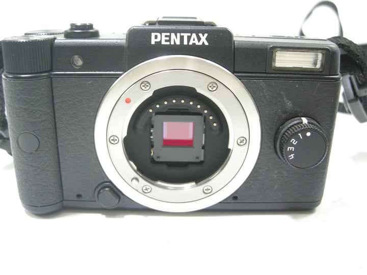 Pentax Q Zoom 12.4mp Mirrorless SLR w/5-15mm f2.8-4.5 AL IF Digital Cameras - Digital Mirrorless Cameras Pentax 4259900